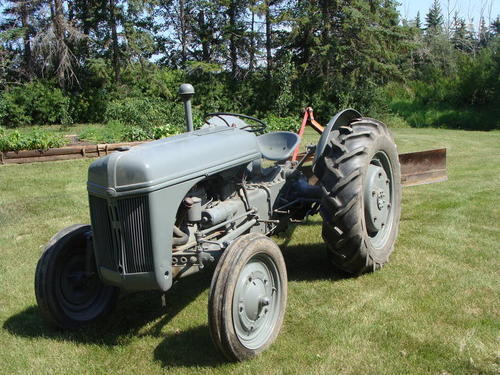 1945_Ford_9n_Tractor-A