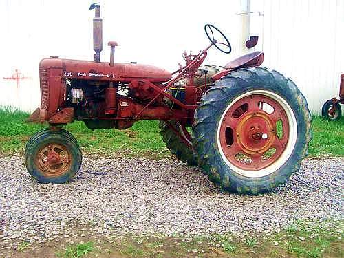 1954_Farmall_200_Tractor