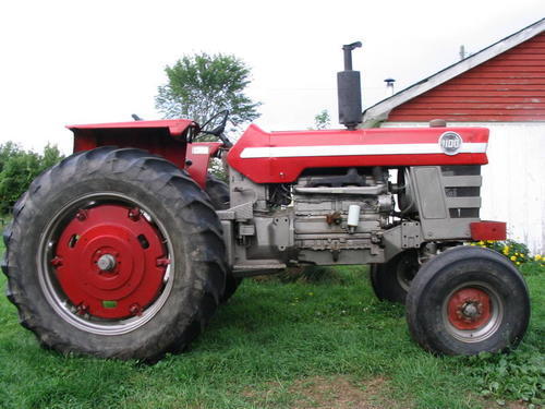 1971_Massey_Ferguson_1100_Tractor