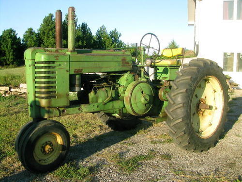 1947_John_Deere_GM_Styled_Tractor